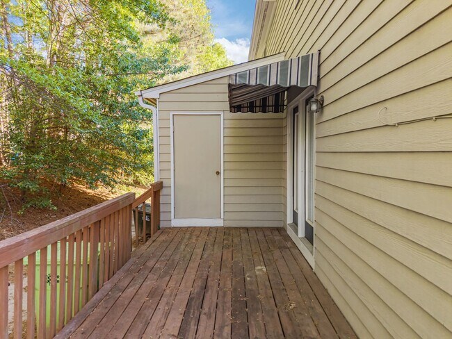 Building Photo - Beautiful End-Unit Townhome with Fresh Updates in Convenient Raleigh Location!