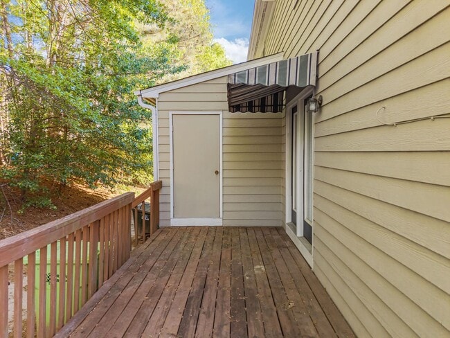 Building Photo - Fantastic End-Unit Townhome Available Now!