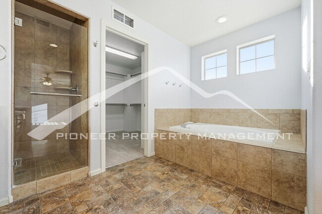 Building Photo - Gorgeous Home with Central AC and Washer/D...