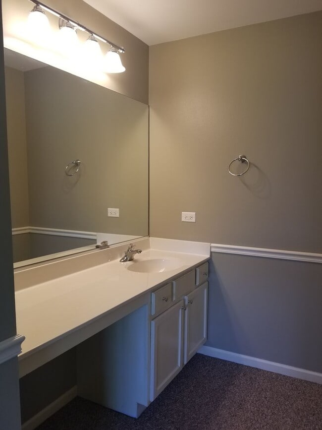Building Photo - Aurora Two Bed Two Story Townhome