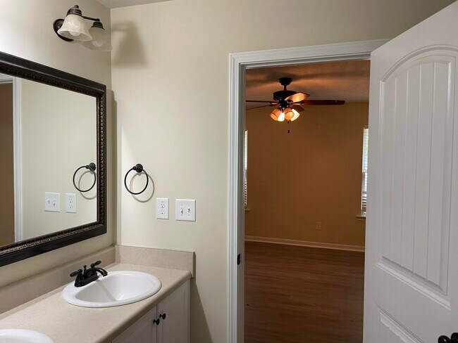 Building Photo - 697 Fox Haven Dr