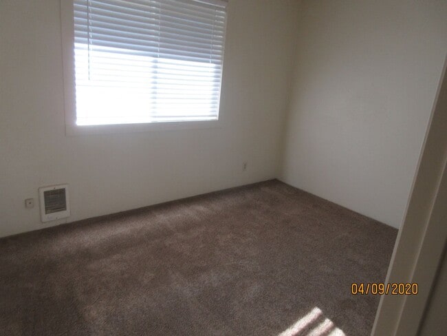 Building Photo - (905) Draper Apartments - 3 Bed / 1.5 Bath...