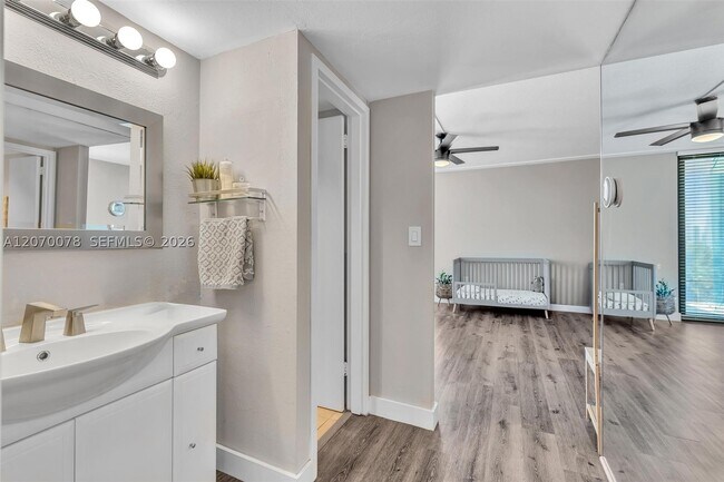 Building Photo - 3375 N Country Club Dr
