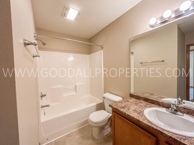 Building Photo - 3 Bedroom, 2.5 Bathroom in West Des Moines