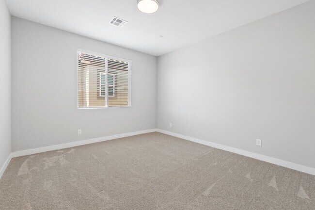 Building Photo - Stunning 3 Bedroom Home with SOLAR in Skye...