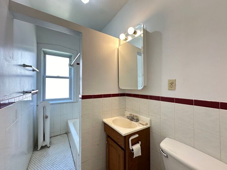 Building Photo - 4402 N Winchester Ave