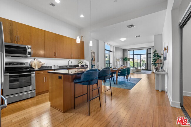 Building Photo - 3223 W 6th St