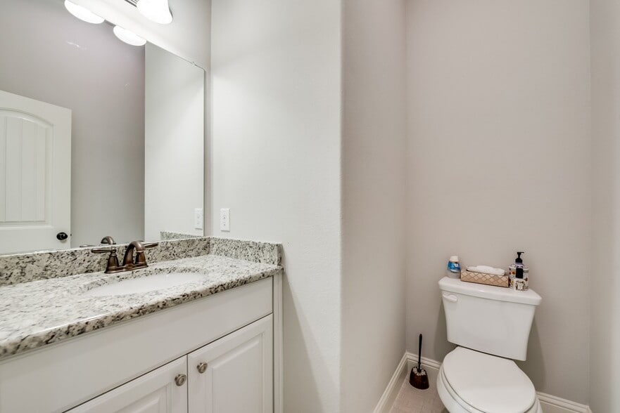 Building Photo - 923 Whitehall Dr