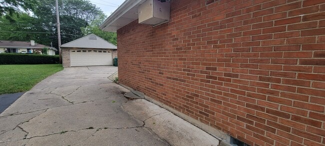 Building Photo - 532 Oakwood Dr
