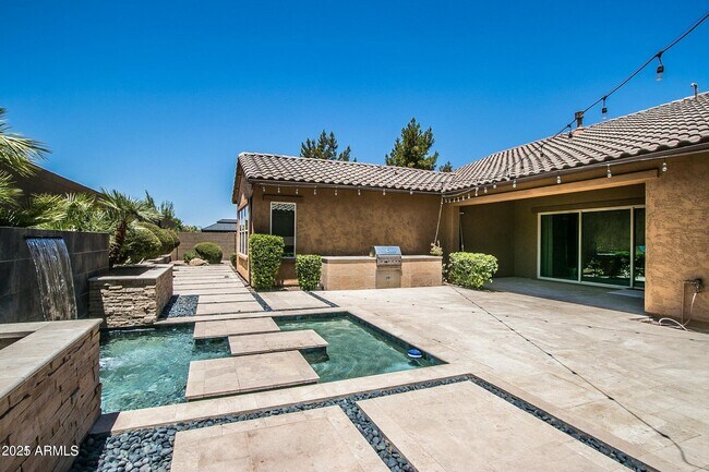 Building Photo - 3009 E Valencia Dr