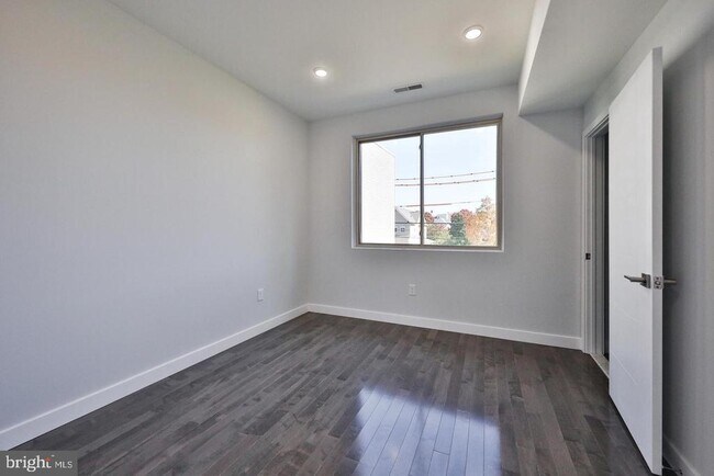 Building Photo - 1939 N Darien St