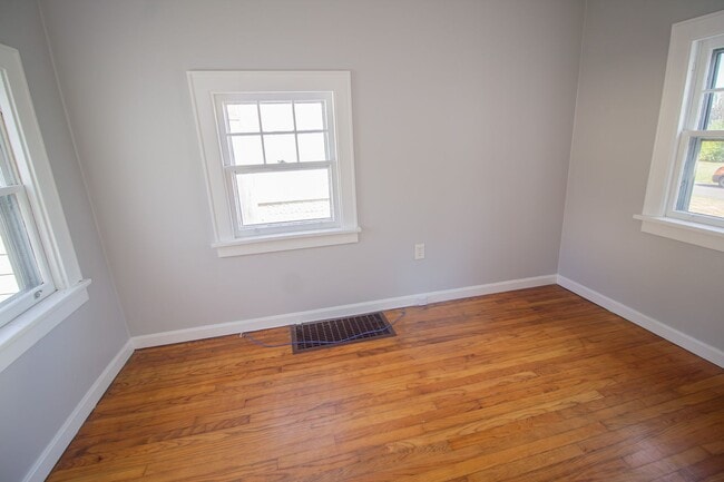 Building Photo - 2 BR 1 BA North Colonie Schools