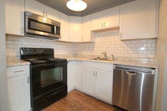 Building Photo - 1374 Bradley Dr
