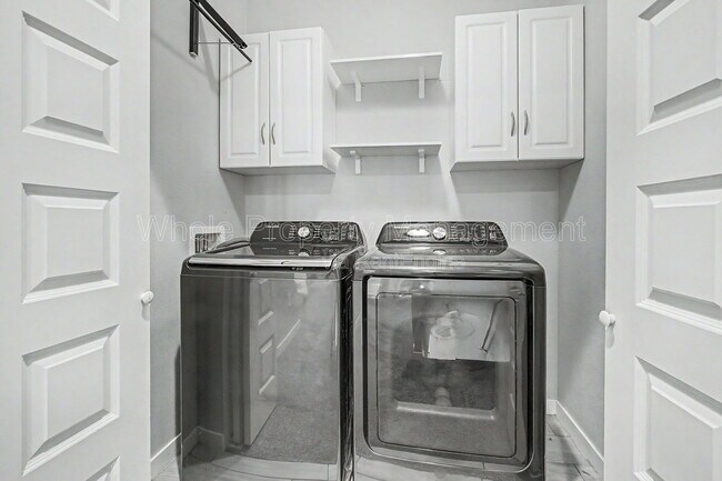 Building Photo - 5803 Poplar St
