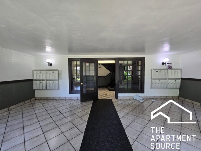 Building Photo - 1717 W North Shore Ave