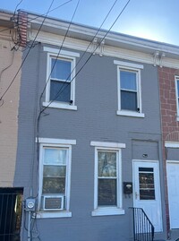 Building Photo - 746 Cherry St