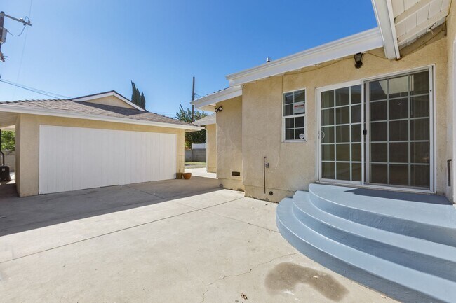 Building Photo - Spacious Mission Hills Home – Modern Comfort in a Prime Location!