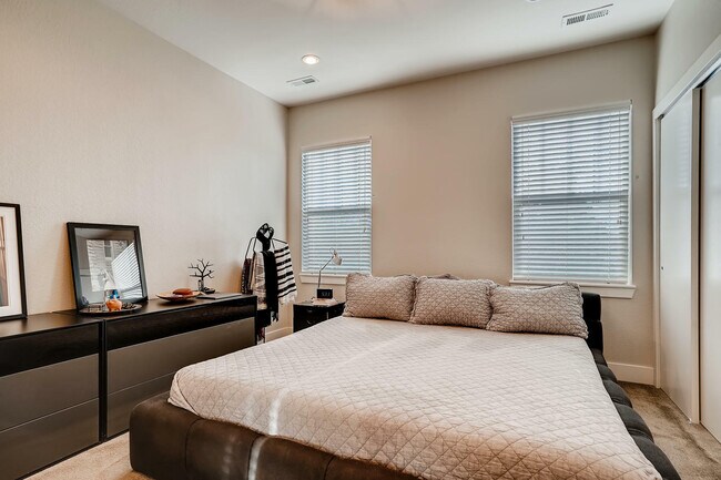 Building Photo - 534 S Lincoln St