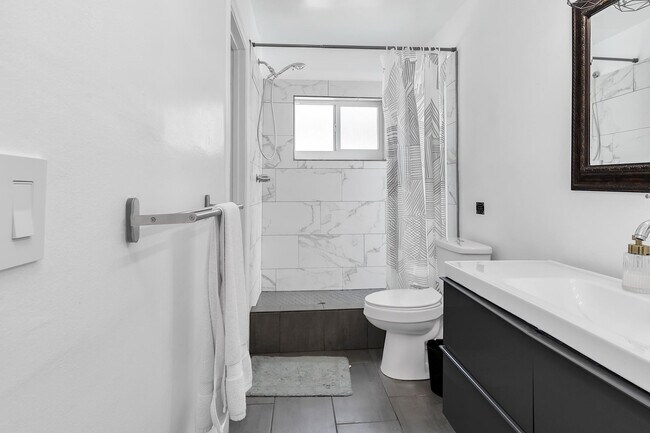 Building Photo - 2233 SE 15th St