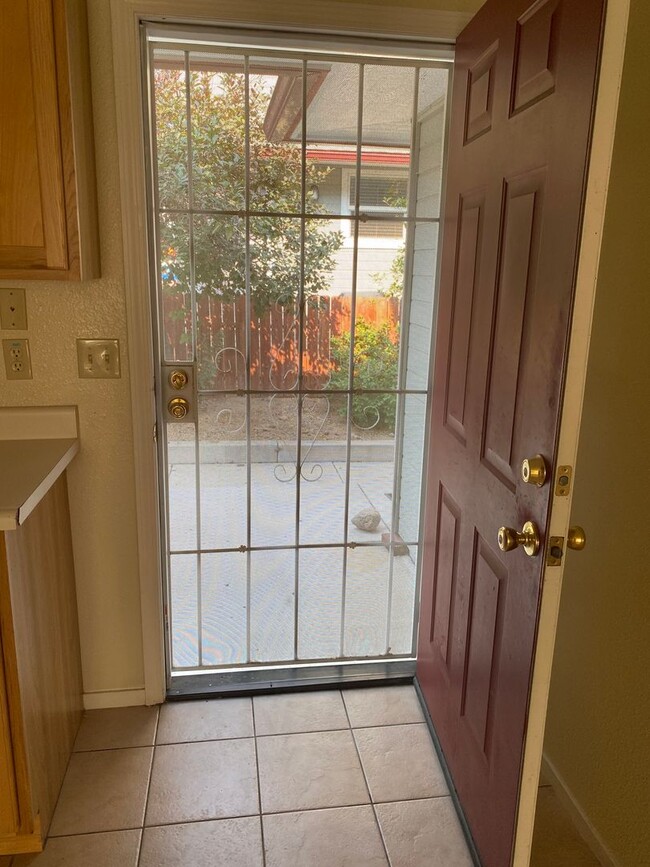 Building Photo - Midtown 2 bedroom 1.5 bathroom