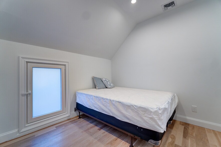 Building Photo - 67 Winchester Ave