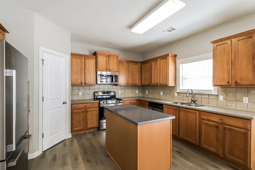 Building Photo - 2528 Mockingbird Ln