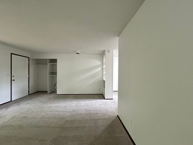 Building Photo - Bright and Open 3 Bed, 1 Bath House!