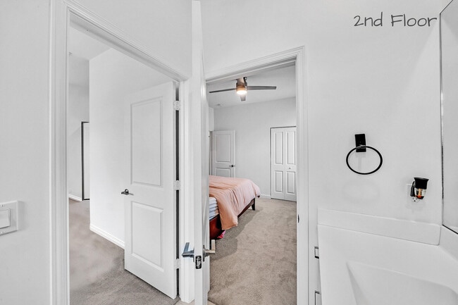 Building Photo - 235 SE Woodbark St