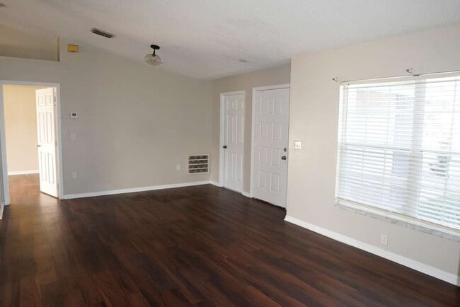 Building Photo - 3175 Victoria Dr