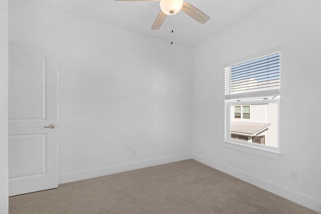 Building Photo - 112 Date Palm Ln