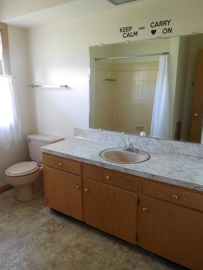 Building Photo - 9083 Meadowbrook Cir