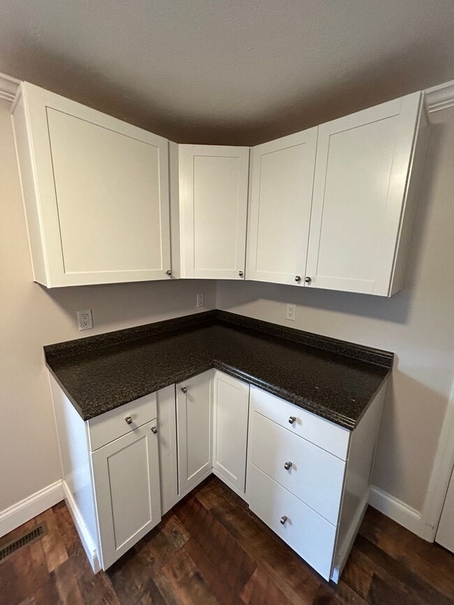 Building Photo - Modern Charm: 2 BR Home with Finished Basement, Pet Friendly, Assigned Parking, and Prime Location!