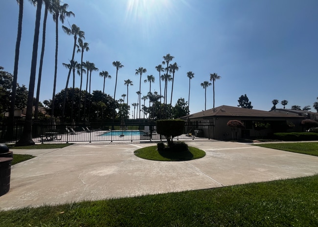 Building Photo - 4BR/2.5BA Two Story Condo Available