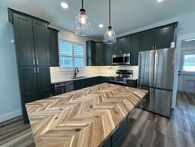 Building Photo - 210 7th St