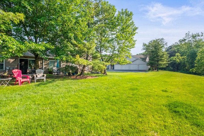 Building Photo - 1081 N Village Dr