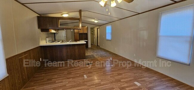 Building Photo - 3103 Cedarvale Rd