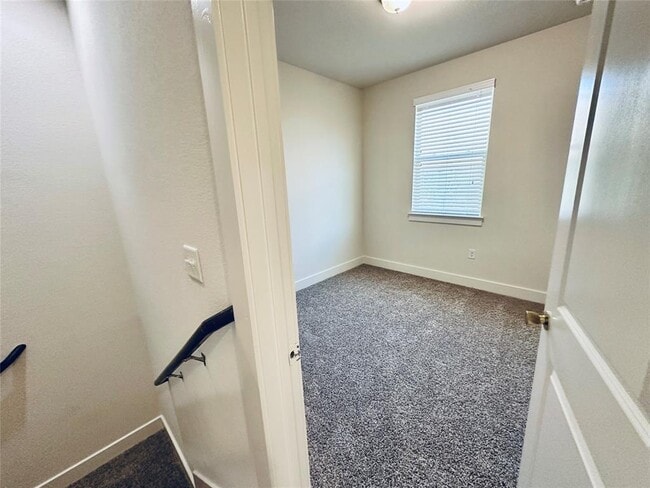 Building Photo - 2216 Creekside Ln