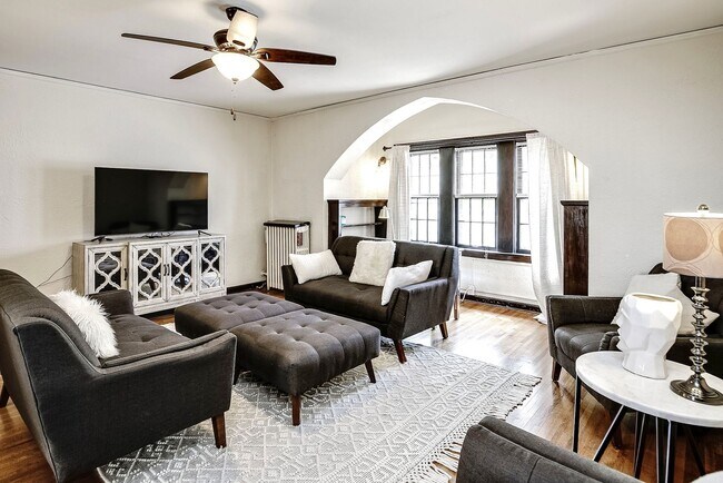 Building Photo - Spacious Two Bedroom Condo in Blackstone!