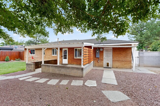 Building Photo - 2020 Hendola Dr NE