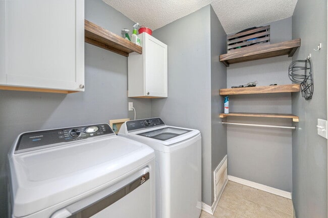 Building Photo - 2702 Beacon Ct