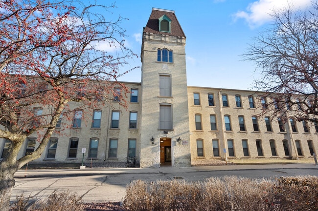 Primary Photo - Signature 23 Apartments