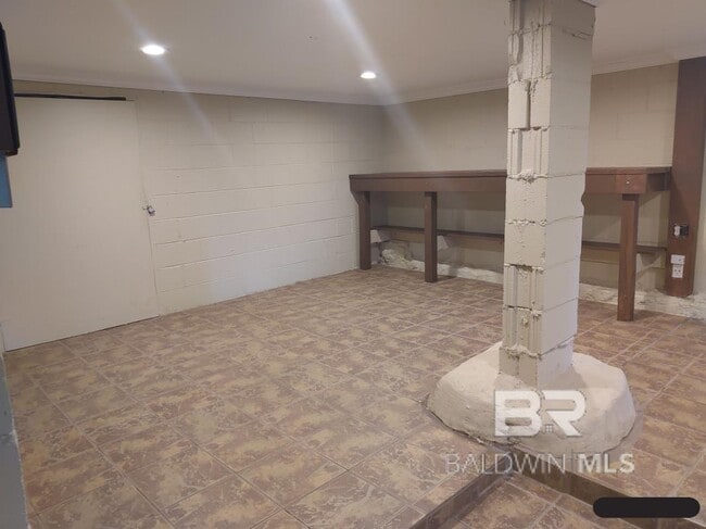 Building Photo - 31 Lake Shore Dr