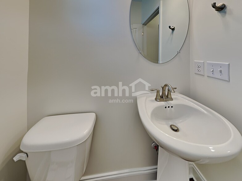 Building Photo - 2105 Overlake Cir