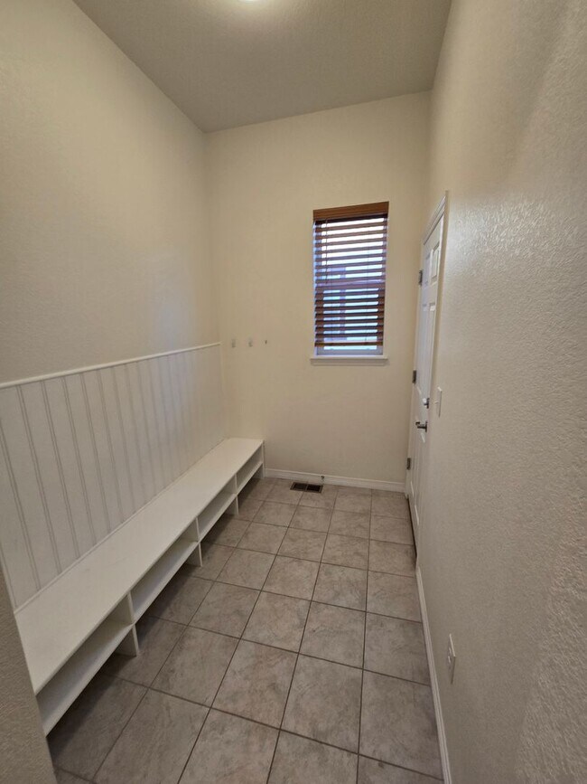 Building Photo - Spacious 4 Bedroom Single Family Home