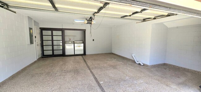 Building Photo - 1340 Paradise Ln