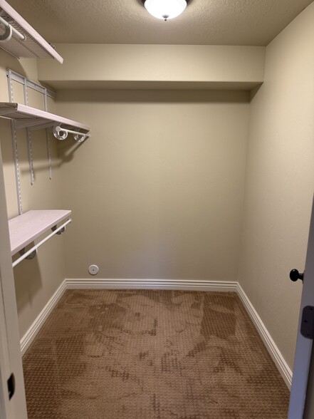 Building Photo - 1213 E St Josephs St