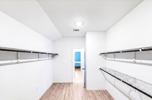 Building Photo - NO CARPET! Up to 1 Month Free Rent with 18-24 Month Lease! No Security Deposit Programs Available.