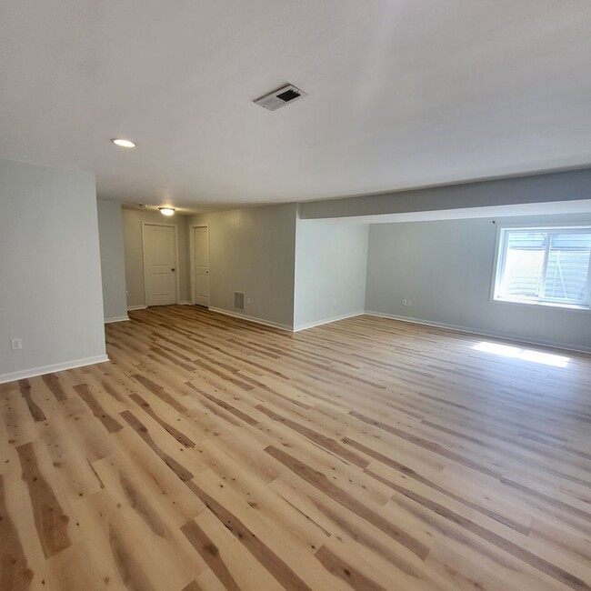 Building Photo - End unit townhome in Newark - 4 bedrooms, ...