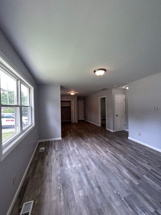 Building Photo - Remodeled 2 Bedroom Duplex