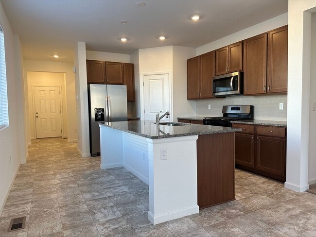 Building Photo - Spacious and Updated 3 Bedroom Home with Attached Garage in Longmont Available for June!